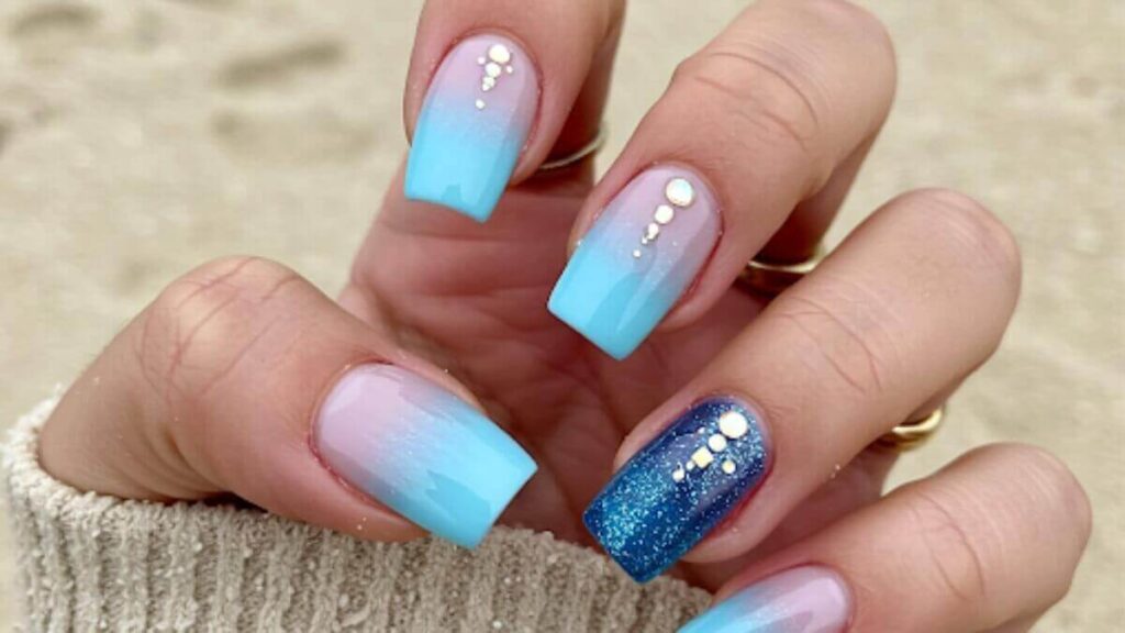 Classy vacation nails with a soft blue fade design perfect for a relaxed, beachy getaway look
